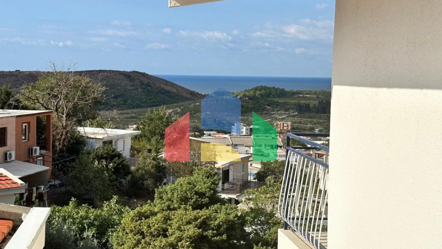 Дом в Сутоморе с 4 апартаментами и прекрасным панорамным видом.