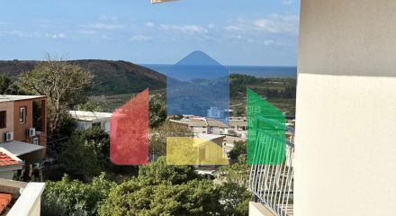 Дом в Сутоморе с 4 апартаментами и прекрасным панорамным видом.