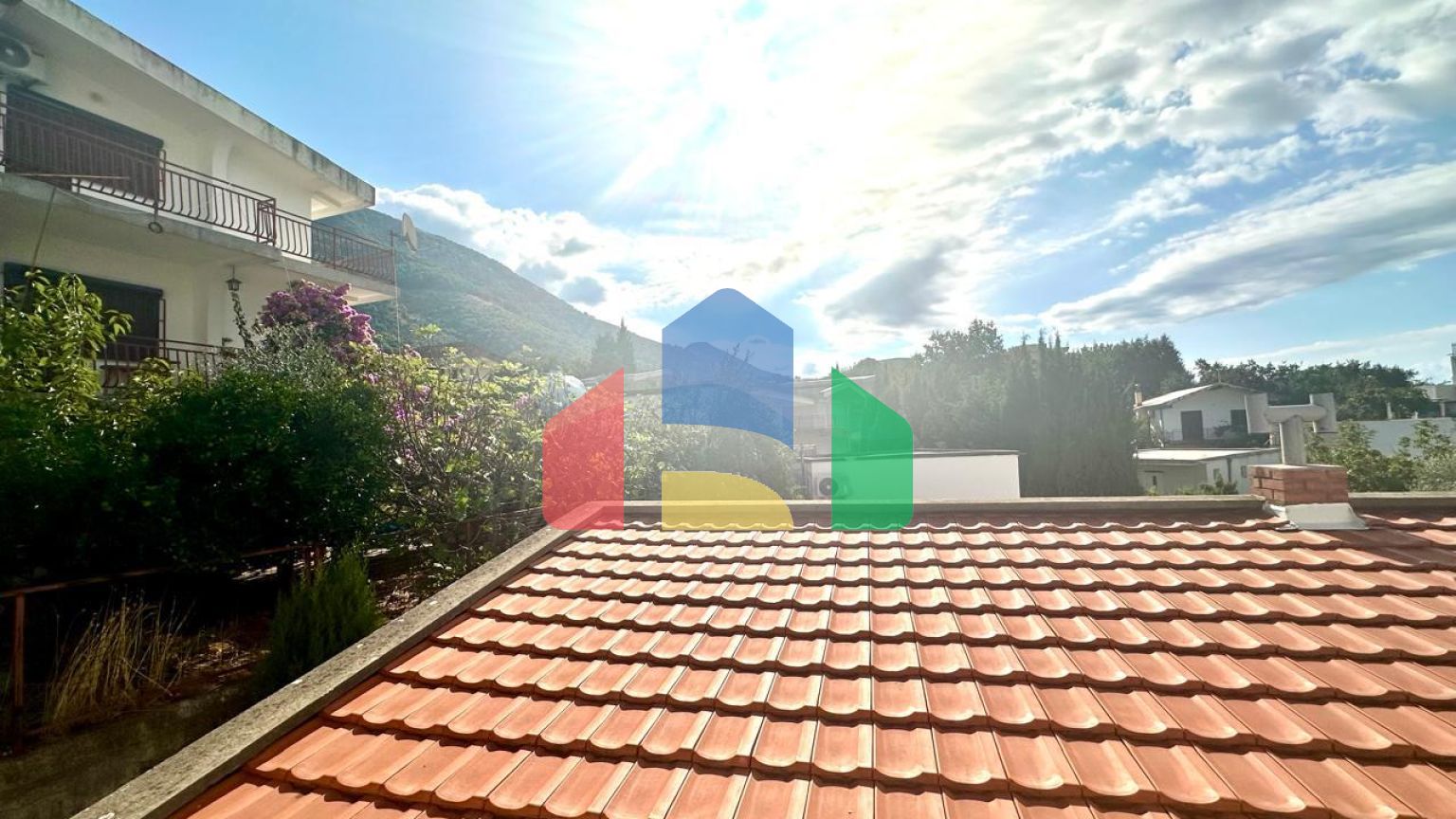 Дом в Сутоморе с 4 апартаментами и прекрасным панорамным видом.