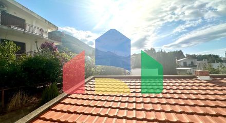 Дом в Сутоморе с 4 апартаментами и прекрасным панорамным видом.