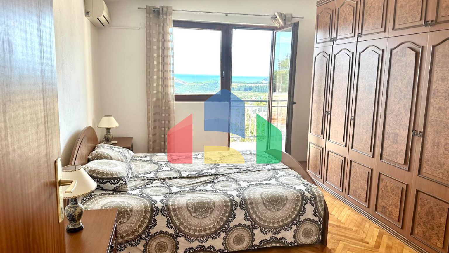 Дом в Сутоморе с 4 апартаментами и прекрасным панорамным видом.