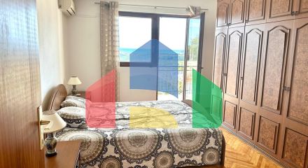 Дом в Сутоморе с 4 апартаментами и прекрасным панорамным видом.