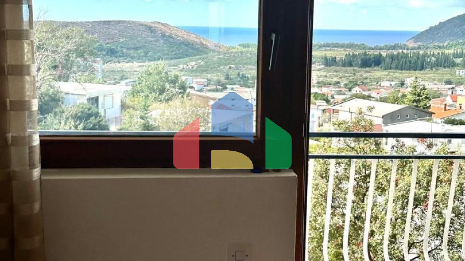 Дом в Сутоморе с 4 апартаментами и прекрасным панорамным видом.