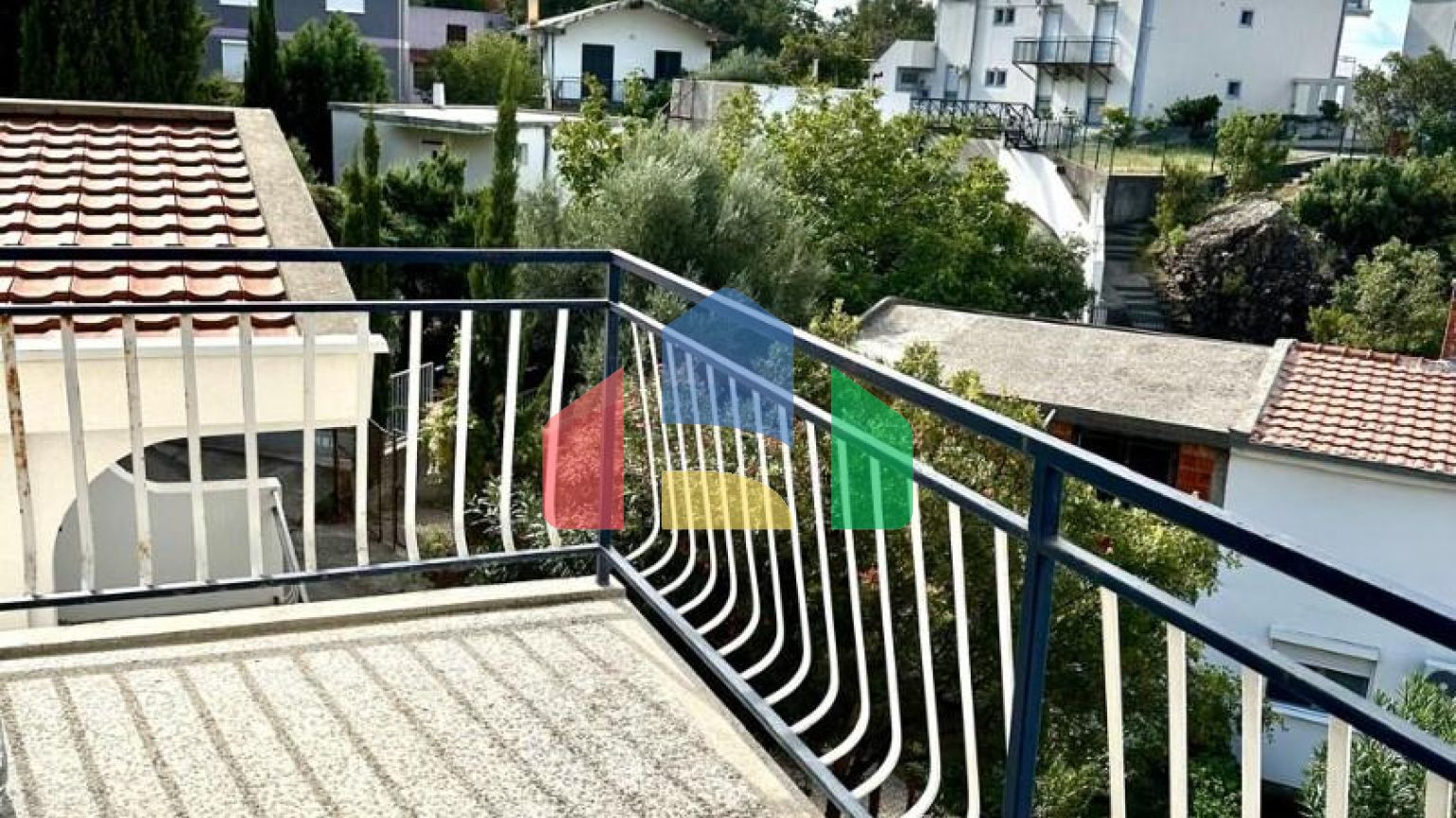 Дом в Сутоморе с 4 апартаментами и прекрасным панорамным видом.