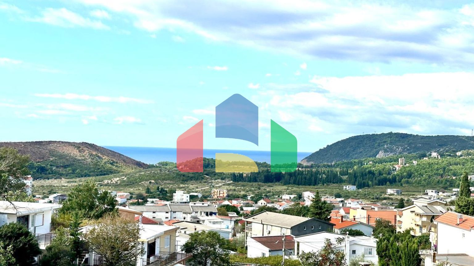 Дом в Сутоморе с 4 апартаментами и прекрасным панорамным видом.