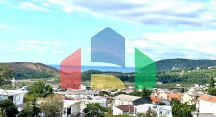 Дом в Сутоморе с 4 апартаментами и прекрасным панорамным видом.