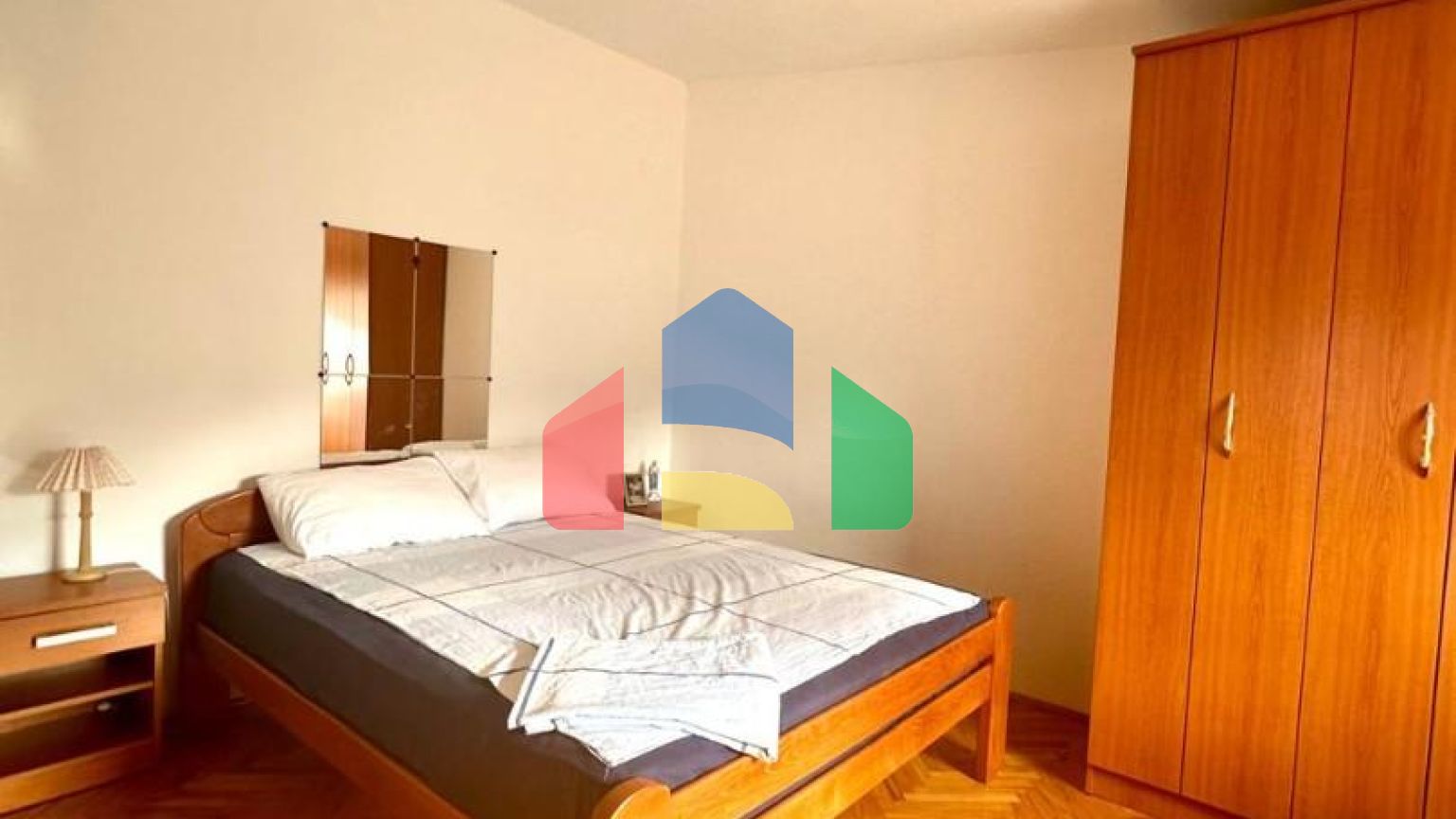 Дом в Сутоморе с 4 апартаментами и прекрасным панорамным видом.