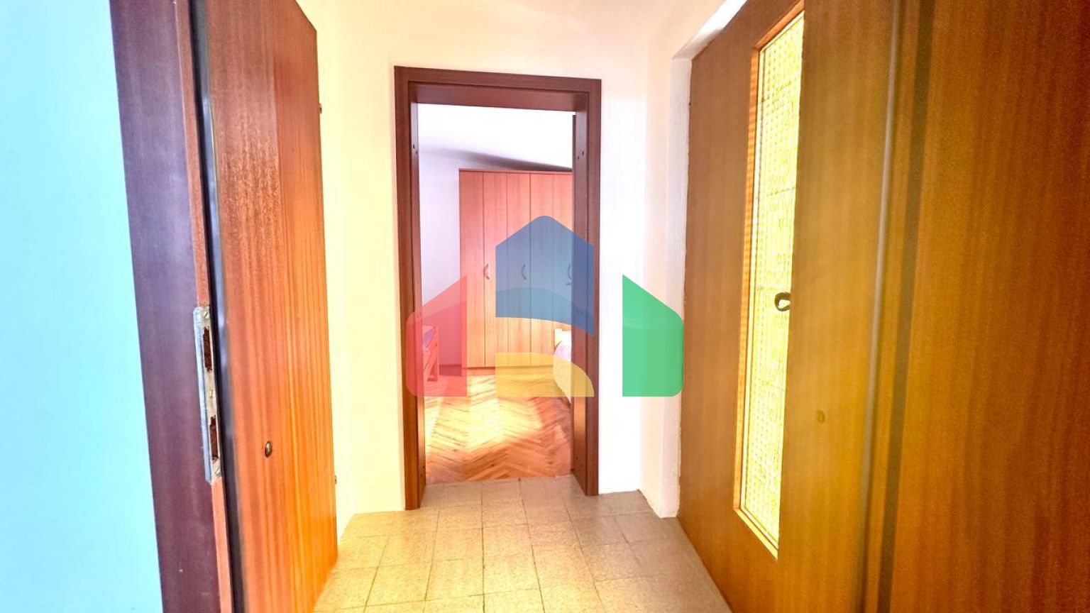 Дом в Сутоморе с 4 апартаментами и прекрасным панорамным видом.