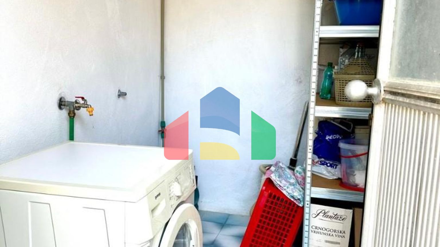 Дом в Сутоморе с 4 апартаментами и прекрасным панорамным видом.