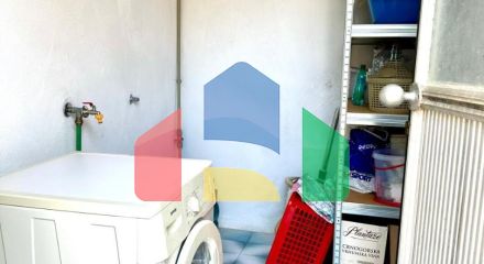 Дом в Сутоморе с 4 апартаментами и прекрасным панорамным видом.