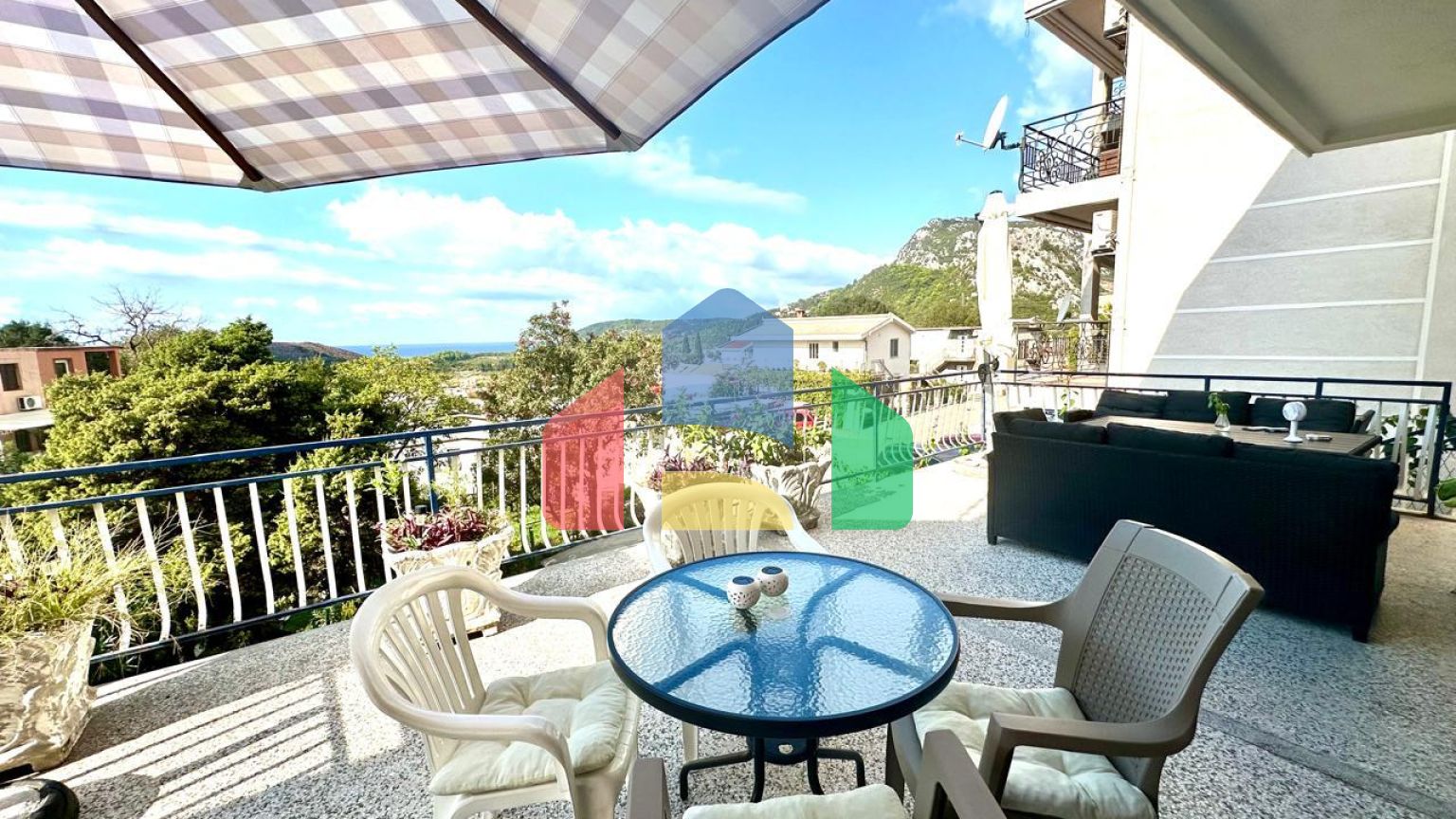 Дом в Сутоморе с 4 апартаментами и прекрасным панорамным видом.