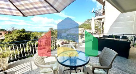 Дом в Сутоморе с 4 апартаментами и прекрасным панорамным видом.