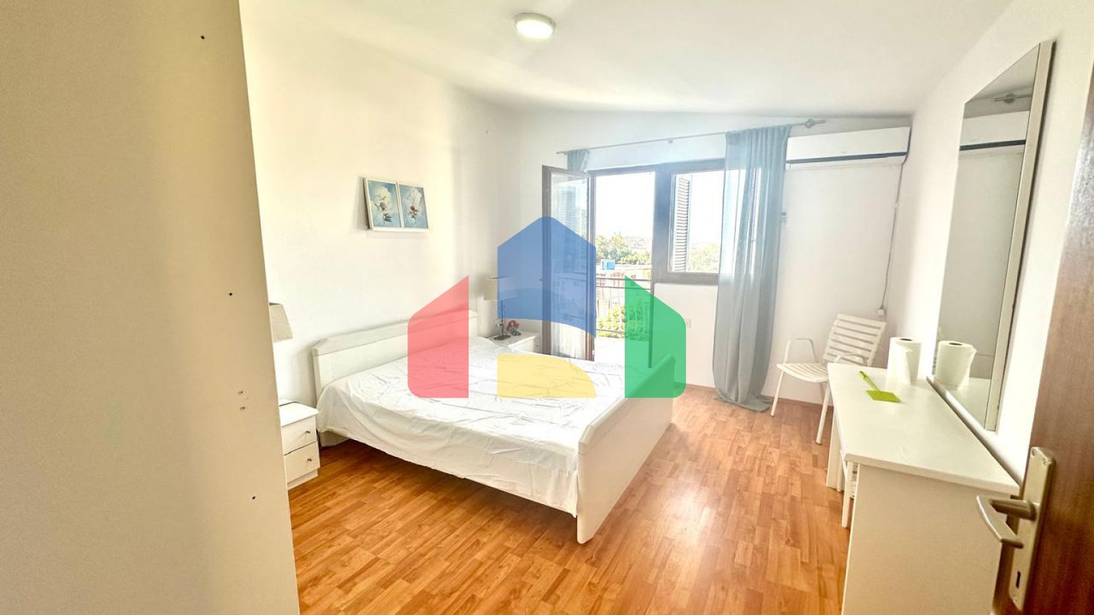 Дом в Сутоморе с 4 апартаментами и прекрасным панорамным видом.