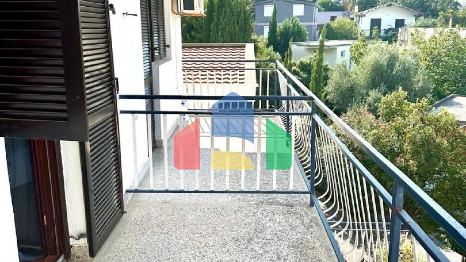 Дом в Сутоморе с 4 апартаментами и прекрасным панорамным видом.