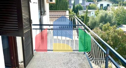 Дом в Сутоморе с 4 апартаментами и прекрасным панорамным видом.