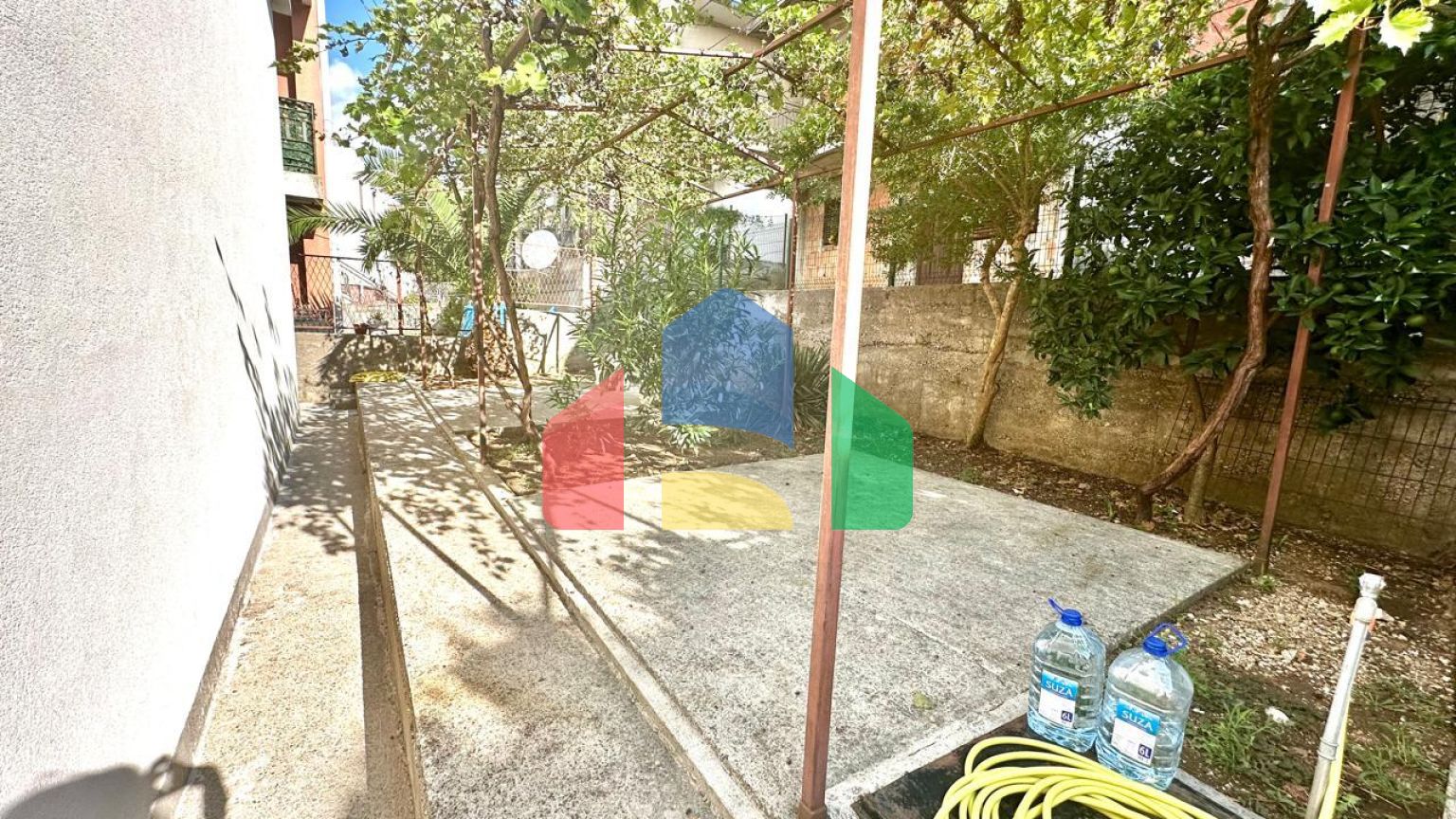 Дом в Сутоморе с 4 апартаментами и прекрасным панорамным видом.