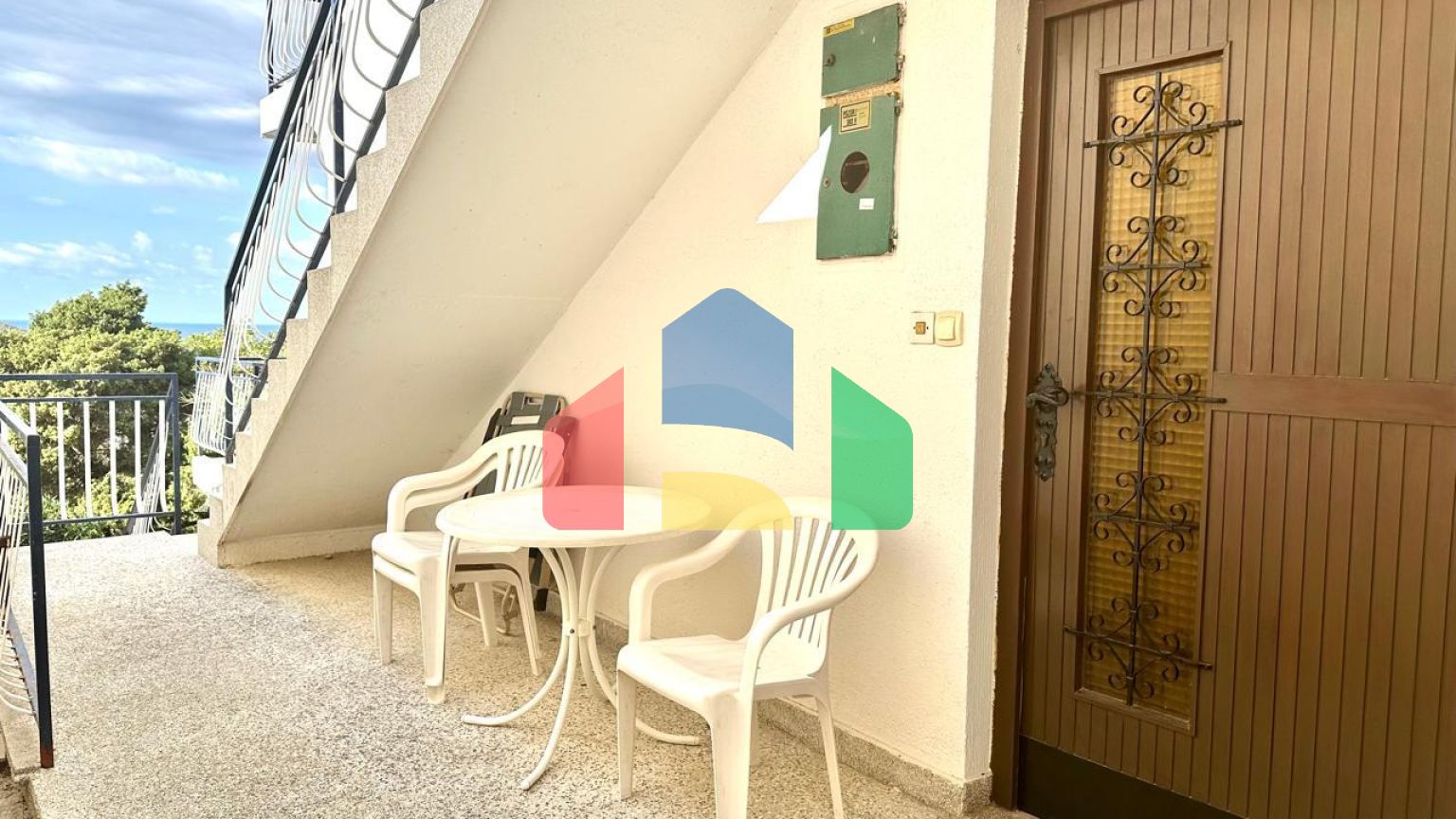 Дом в Сутоморе с 4 апартаментами и прекрасным панорамным видом.