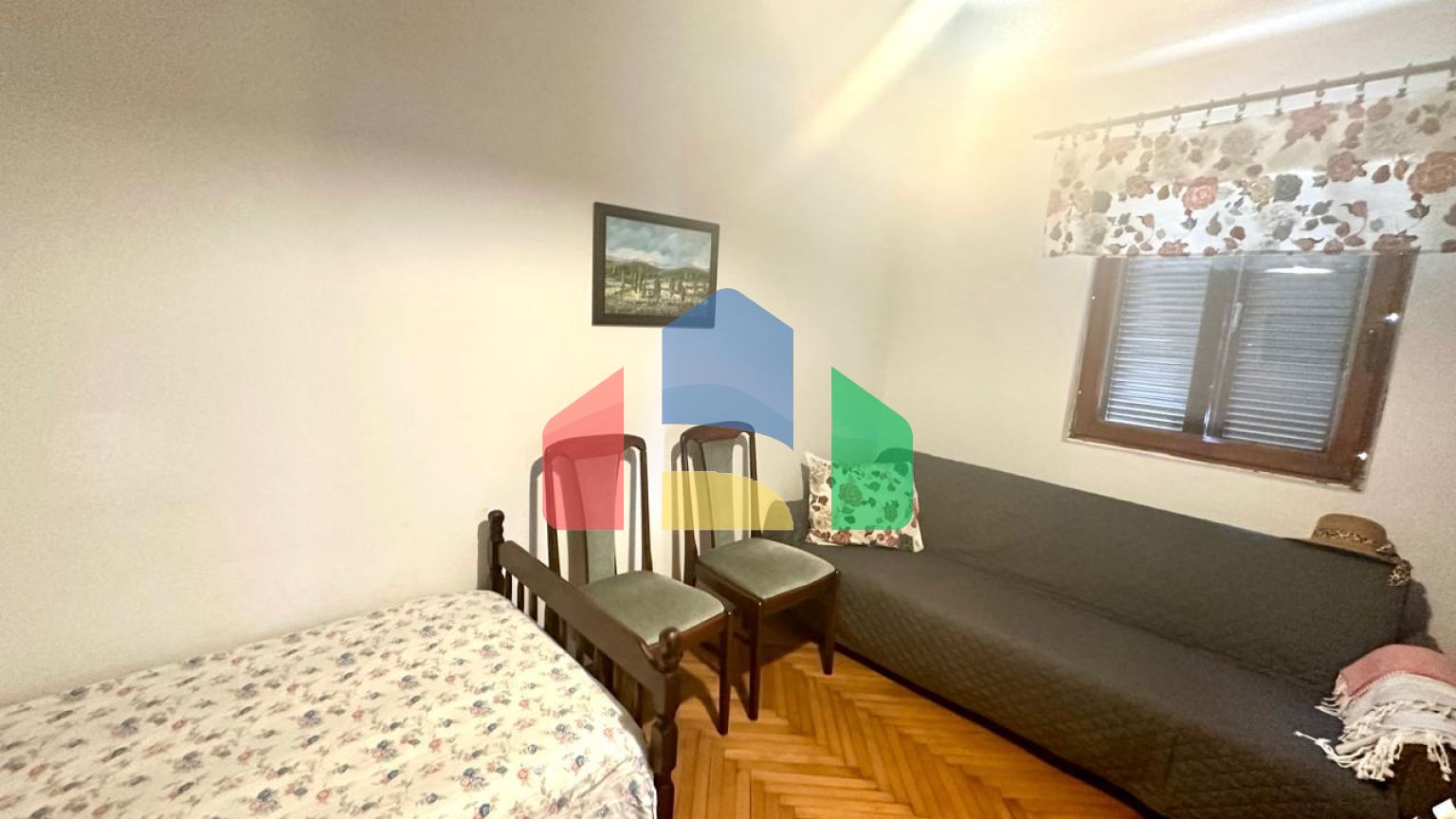 Дом в Сутоморе с 4 апартаментами и прекрасным панорамным видом.