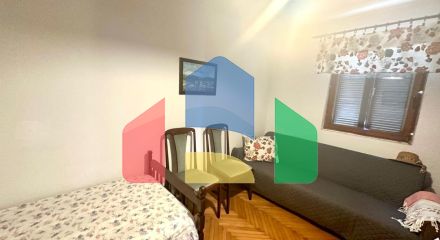 Дом в Сутоморе с 4 апартаментами и прекрасным панорамным видом.