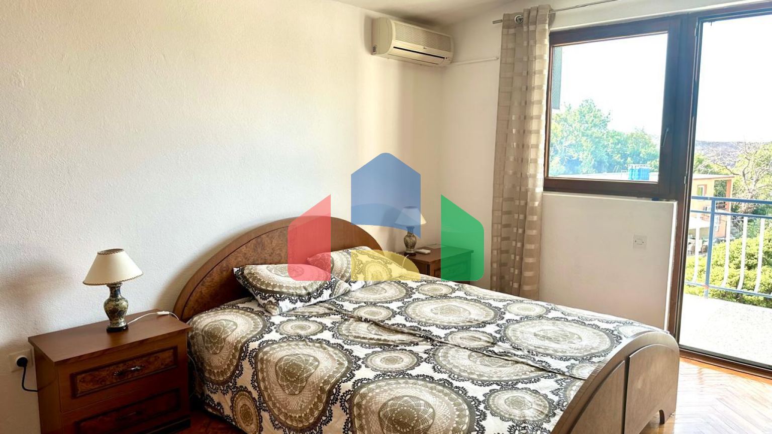 Дом в Сутоморе с 4 апартаментами и прекрасным панорамным видом.