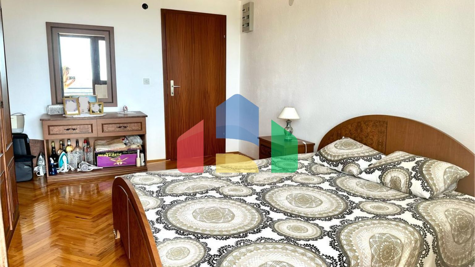 Дом в Сутоморе с 4 апартаментами и прекрасным панорамным видом.