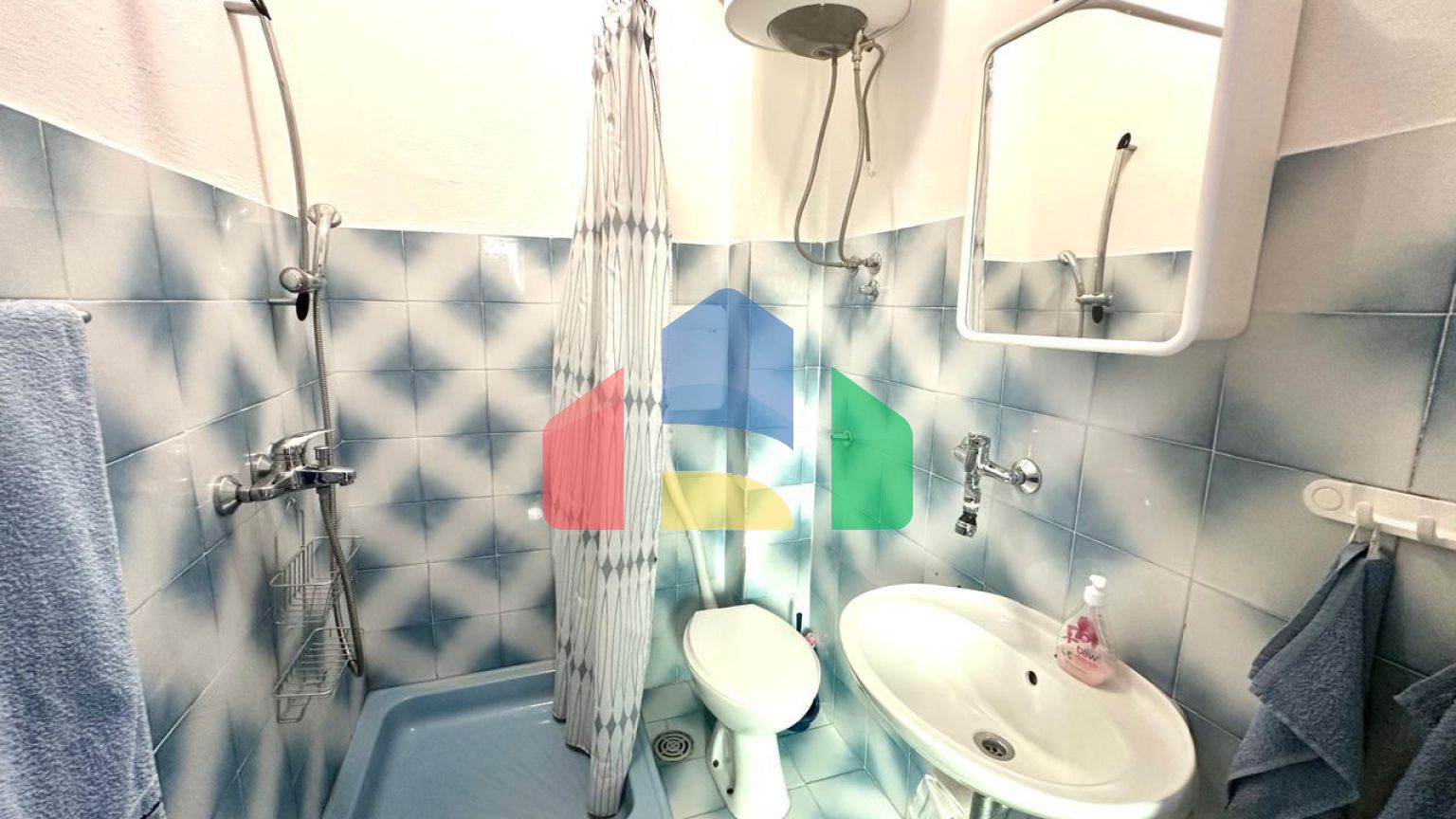 Дом в Сутоморе с 4 апартаментами и прекрасным панорамным видом.