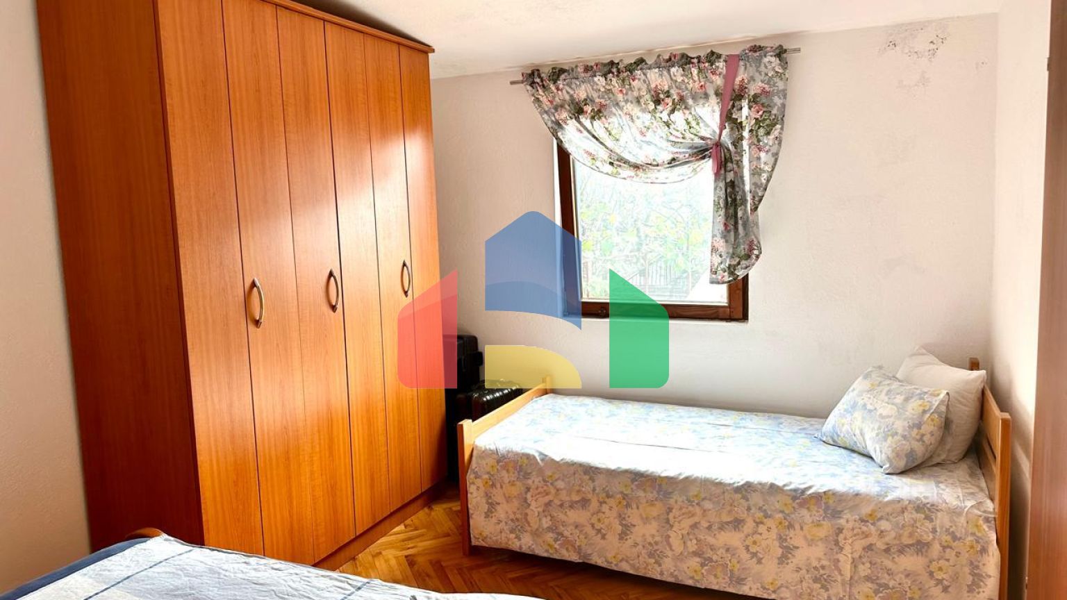 Дом в Сутоморе с 4 апартаментами и прекрасным панорамным видом.