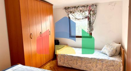 Дом в Сутоморе с 4 апартаментами и прекрасным панорамным видом.