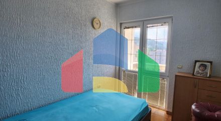 Квартира, общей площадью 57м2 , на втором этаже, в центральной части Сутоморе, ниже магистрали.