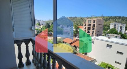 Квартира, общей площадью 57м2 , на втором этаже, в центральной части Сутоморе, ниже магистрали.