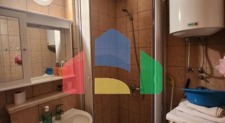 Квартира, общей площадью 57м2 , на втором этаже, в центральной части Сутоморе, ниже магистрали.