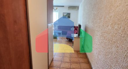 Квартира, общей площадью 57м2 , на втором этаже, в центральной части Сутоморе, ниже магистрали.