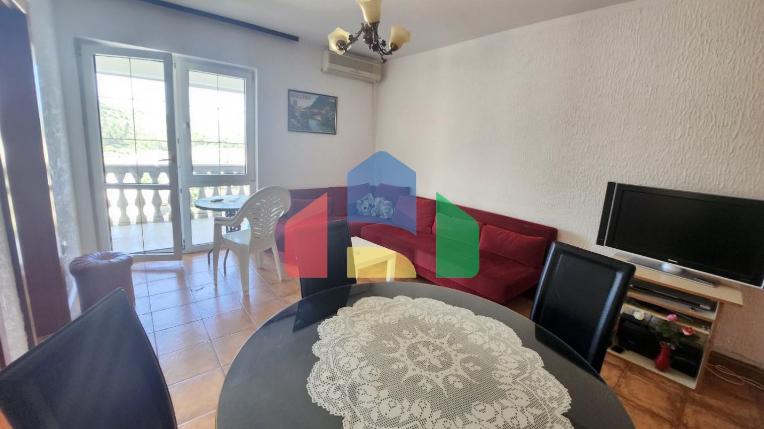 Квартира, общей площадью 57м2 , на втором этаже, в центральной части Сутоморе, ниже магистрали.