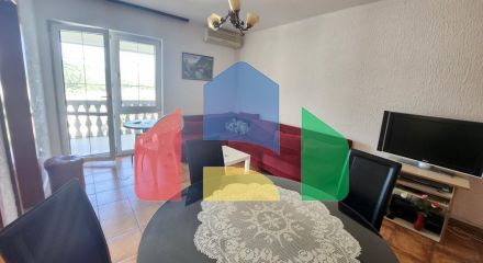 Квартира, общей площадью 57м2 , на втором этаже, в центральной части Сутоморе, ниже магистрали.