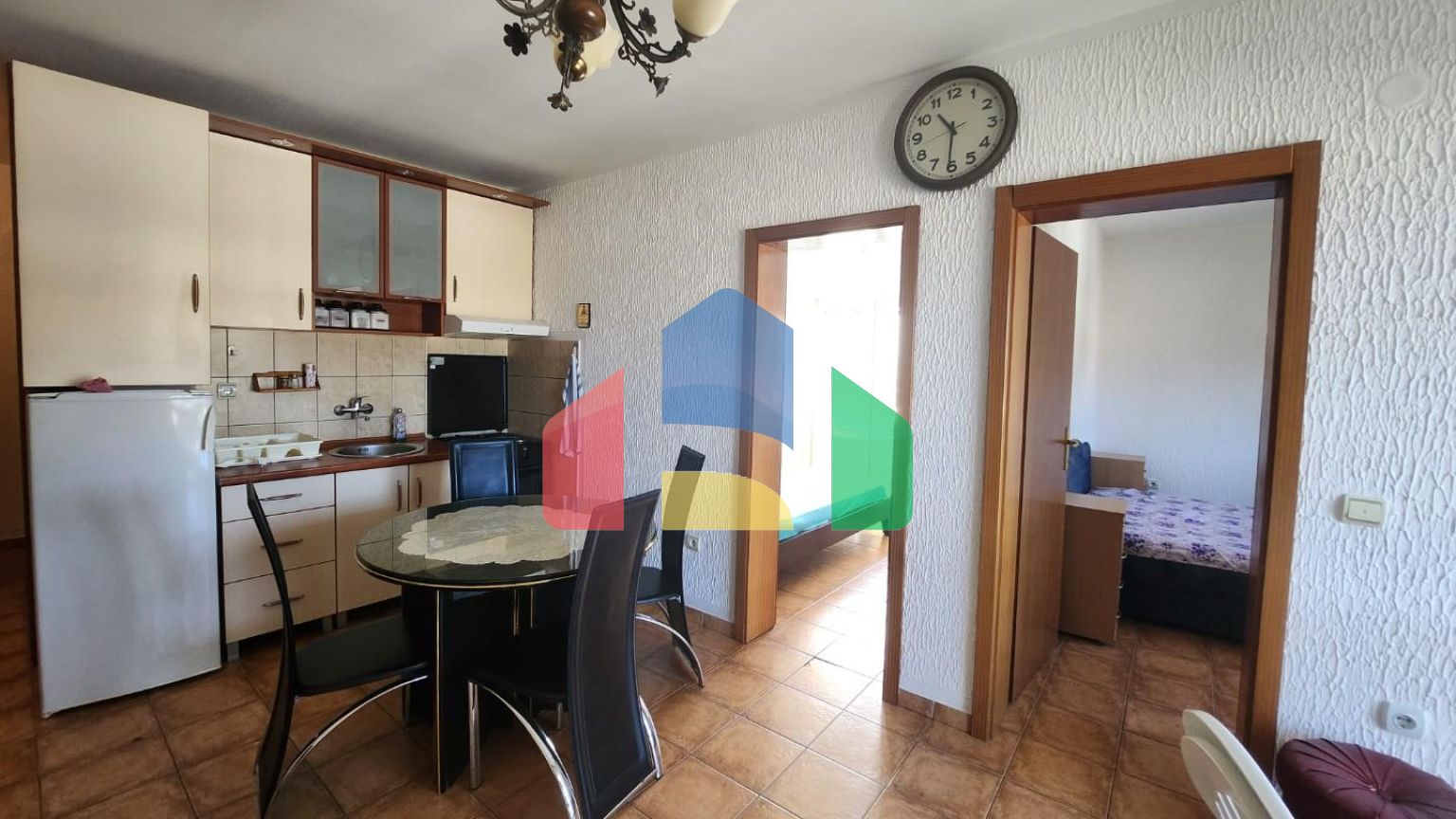 Квартира, общей площадью 57м2 , на втором этаже, в центральной части Сутоморе, ниже магистрали.