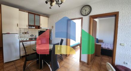 Квартира, общей площадью 57м2 , на втором этаже, в центральной части Сутоморе, ниже магистрали.