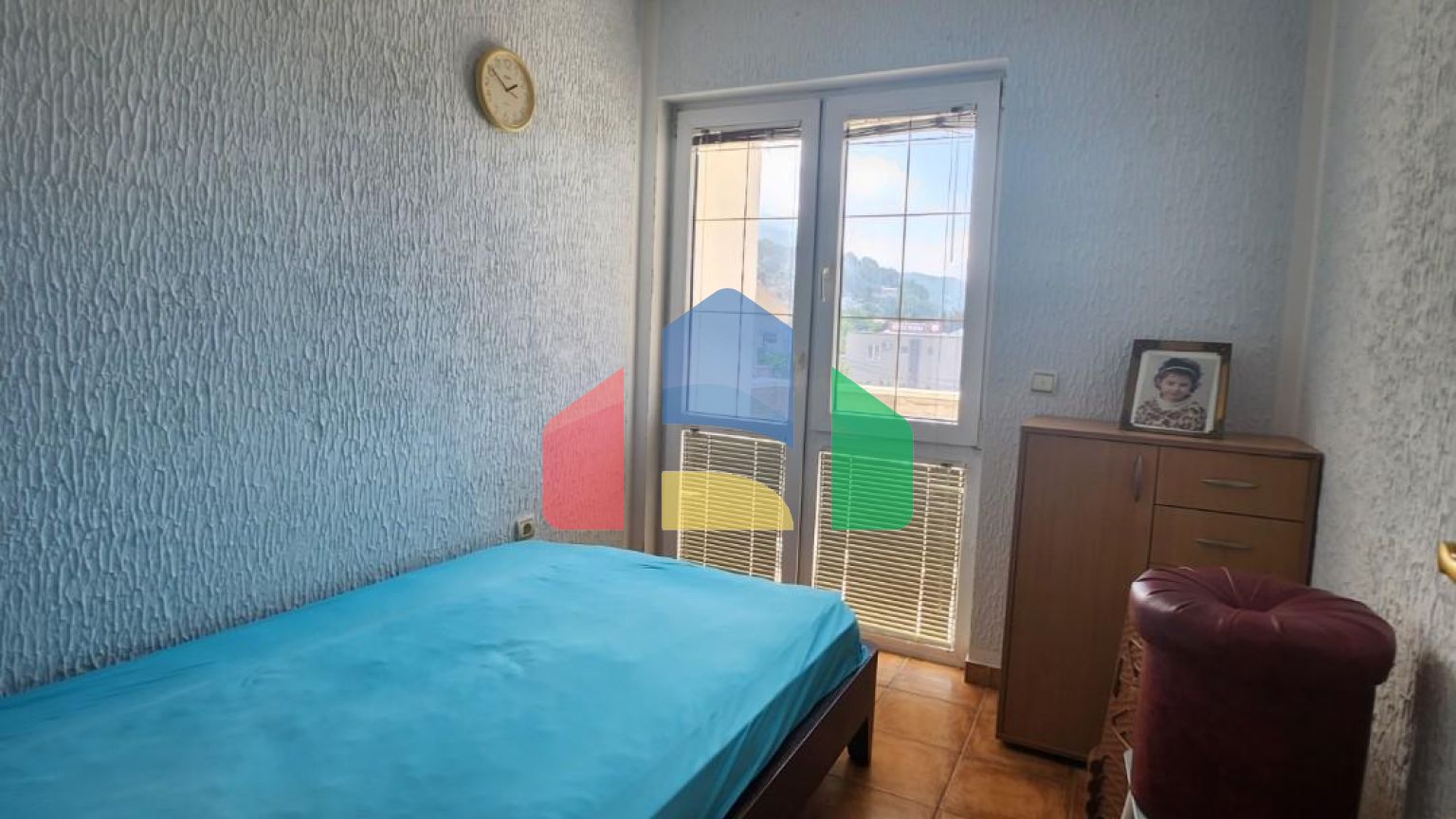 Квартира, общей площадью 57м2 , на втором этаже, в центральной части Сутоморе, ниже магистрали.