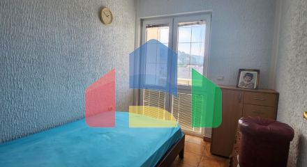 Квартира, общей площадью 57м2 , на втором этаже, в центральной части Сутоморе, ниже магистрали.