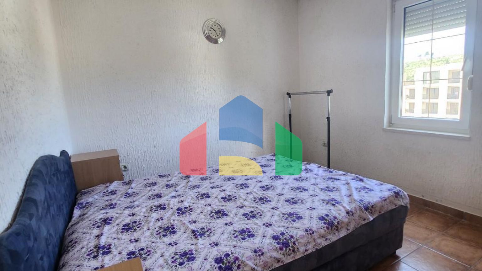 Квартира, общей площадью 57м2 , на втором этаже, в центральной части Сутоморе, ниже магистрали.