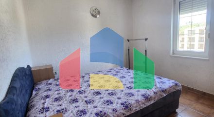 Квартира, общей площадью 57м2 , на втором этаже, в центральной части Сутоморе, ниже магистрали.