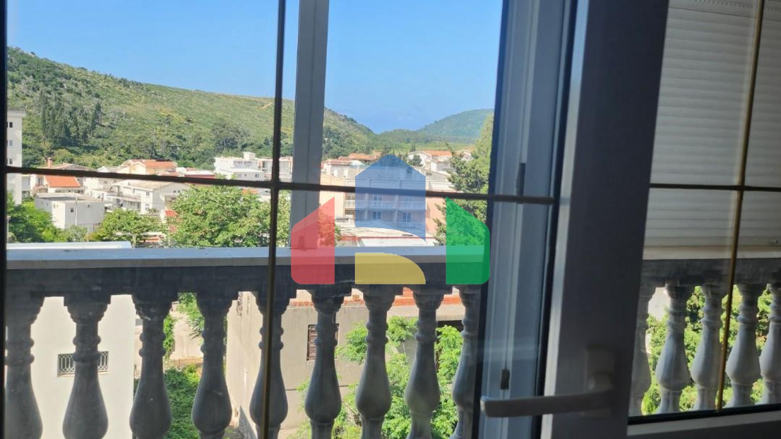 Квартира, общей площадью 57м2 , на втором этаже, в центральной части Сутоморе, ниже магистрали.