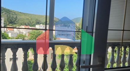 Квартира, общей площадью 57м2 , на втором этаже, в центральной части Сутоморе, ниже магистрали.