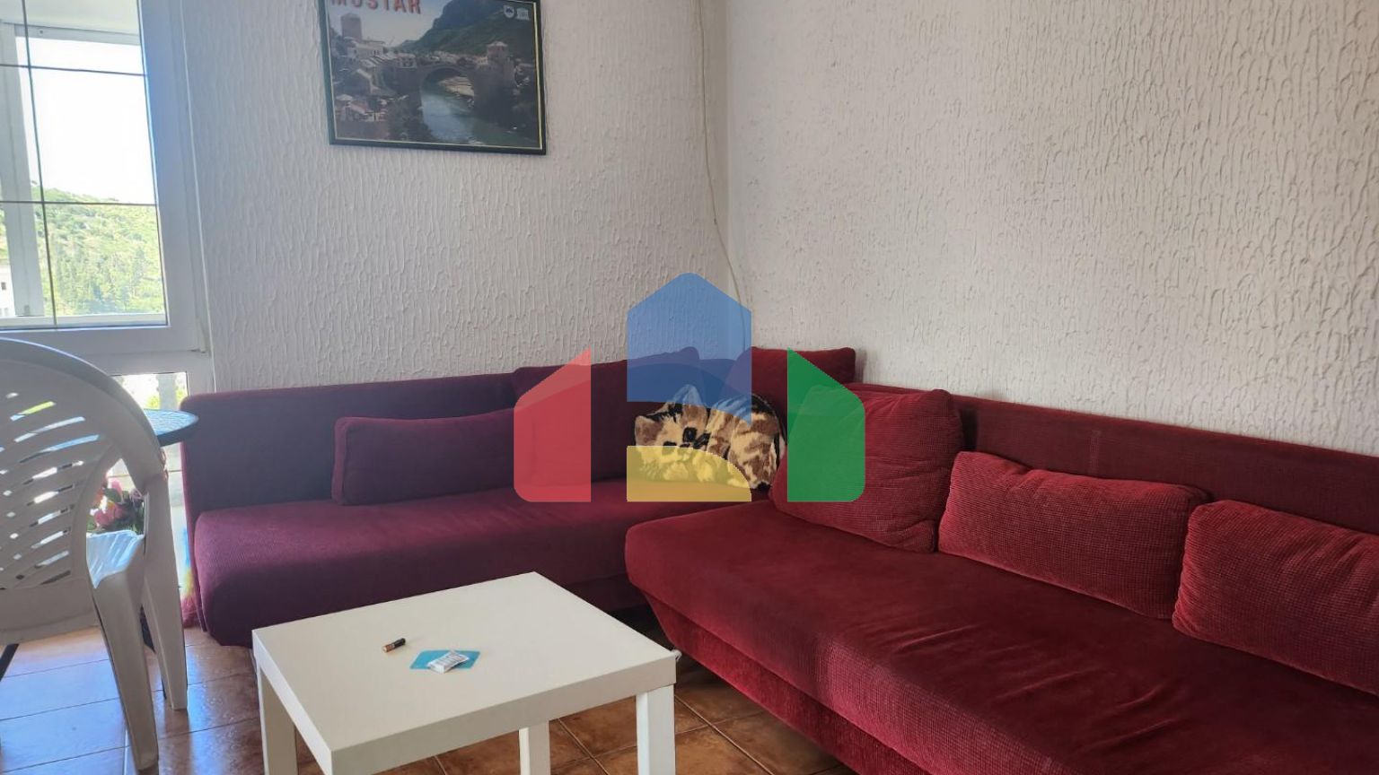 Квартира, общей площадью 57м2 , на втором этаже, в центральной части Сутоморе, ниже магистрали.