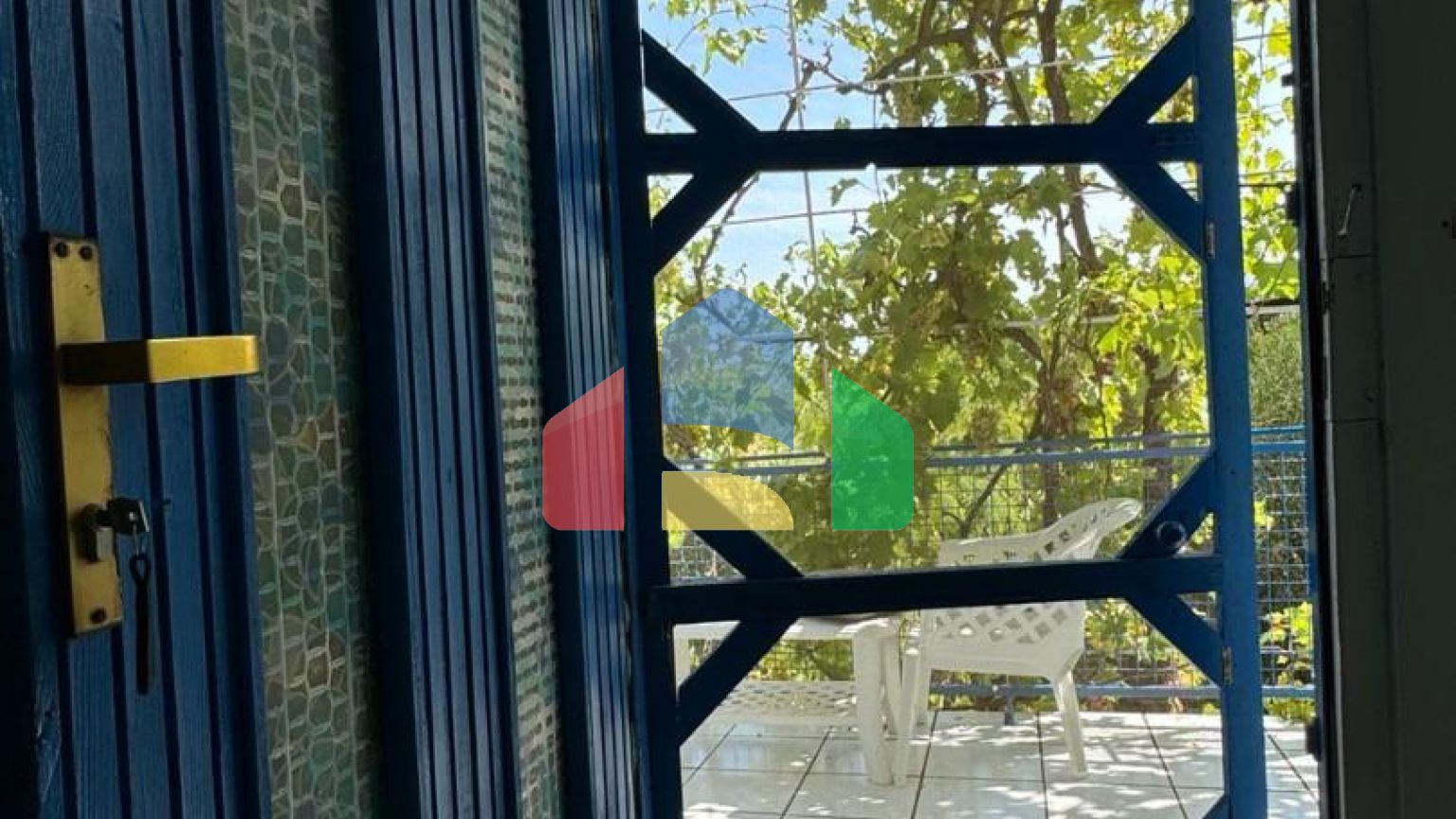 Уютный таунхаус с террасой и видом на море в Сутоморе