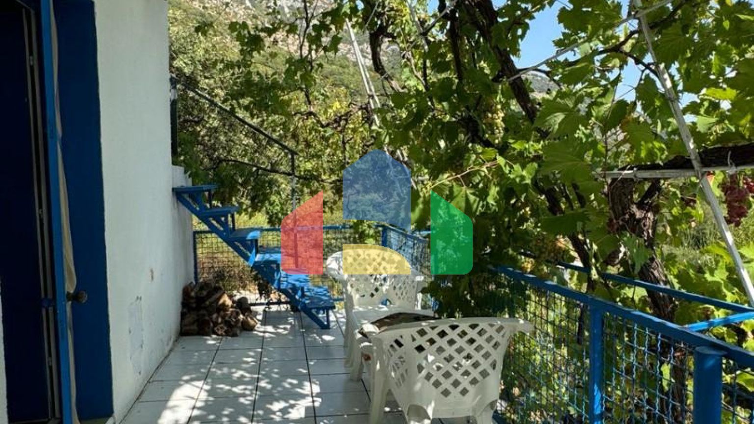 Уютный таунхаус с террасой и видом на море в Сутоморе