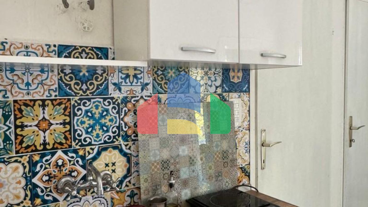 Уютный таунхаус с террасой и видом на море в Сутоморе