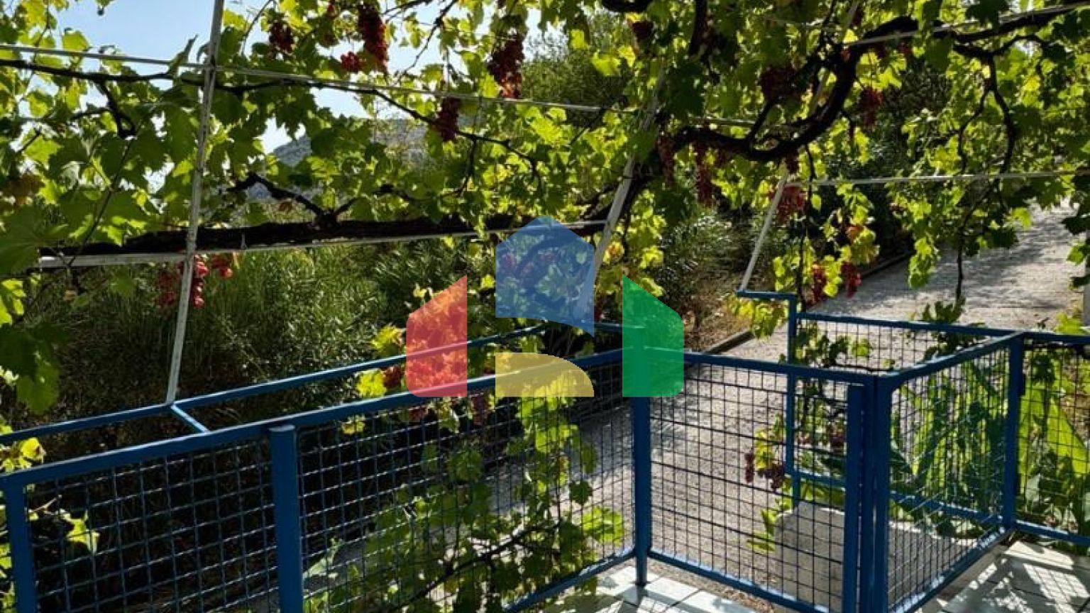 Уютный таунхаус с террасой и видом на море в Сутоморе