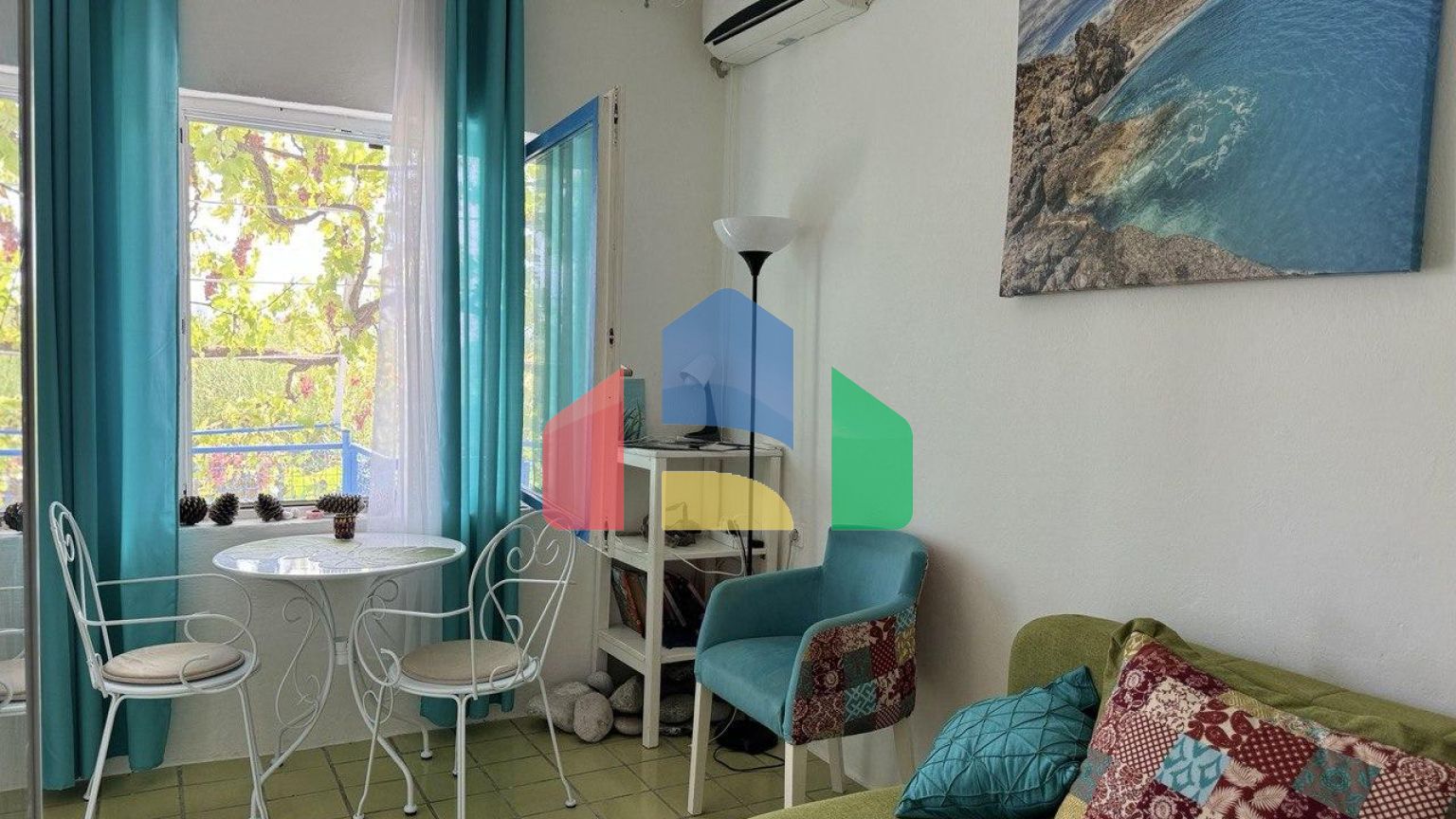 Уютный таунхаус с террасой и видом на море в Сутоморе