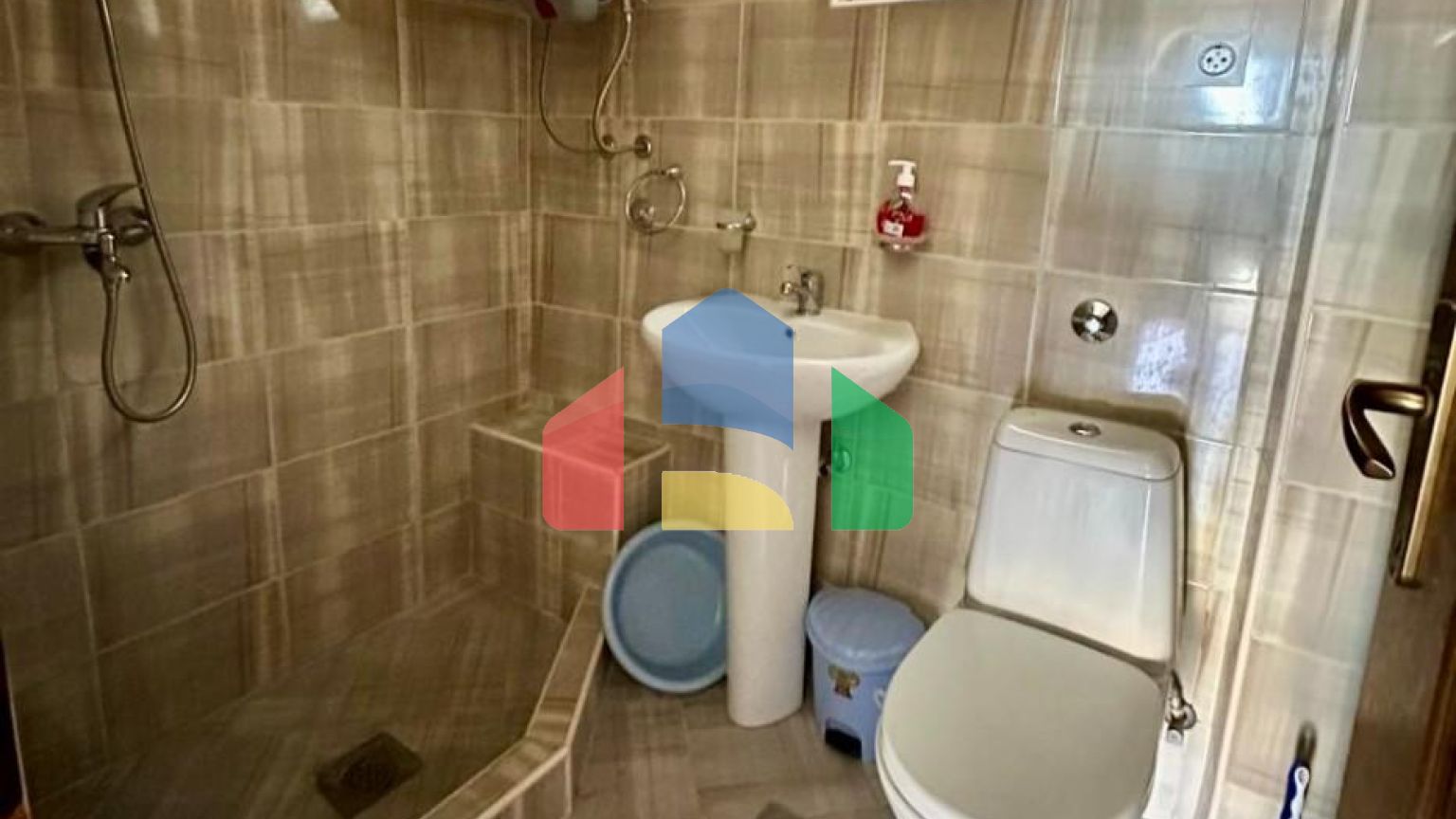 Дом в Сутоморе с 2 апартаментами и видом на море.