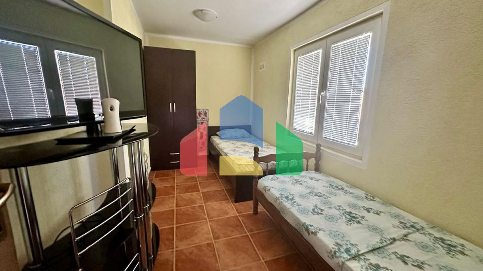 Дом в Сутоморе с 2 апартаментами и видом на море.